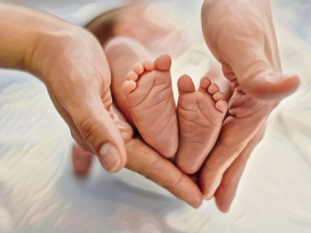 Mother holds baby's feet showing how small they are. Concept of can you file a birth injury lawsuit against a midwife