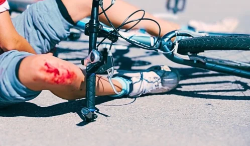 Bicycle rider fell from his bike with wound on his knees.