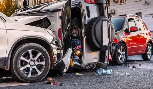 Collision and damage in the city of three cars.