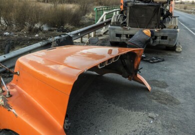 One Injured in Semi and Two-Car Crash on Kennedy Expy Near Kostner Ave